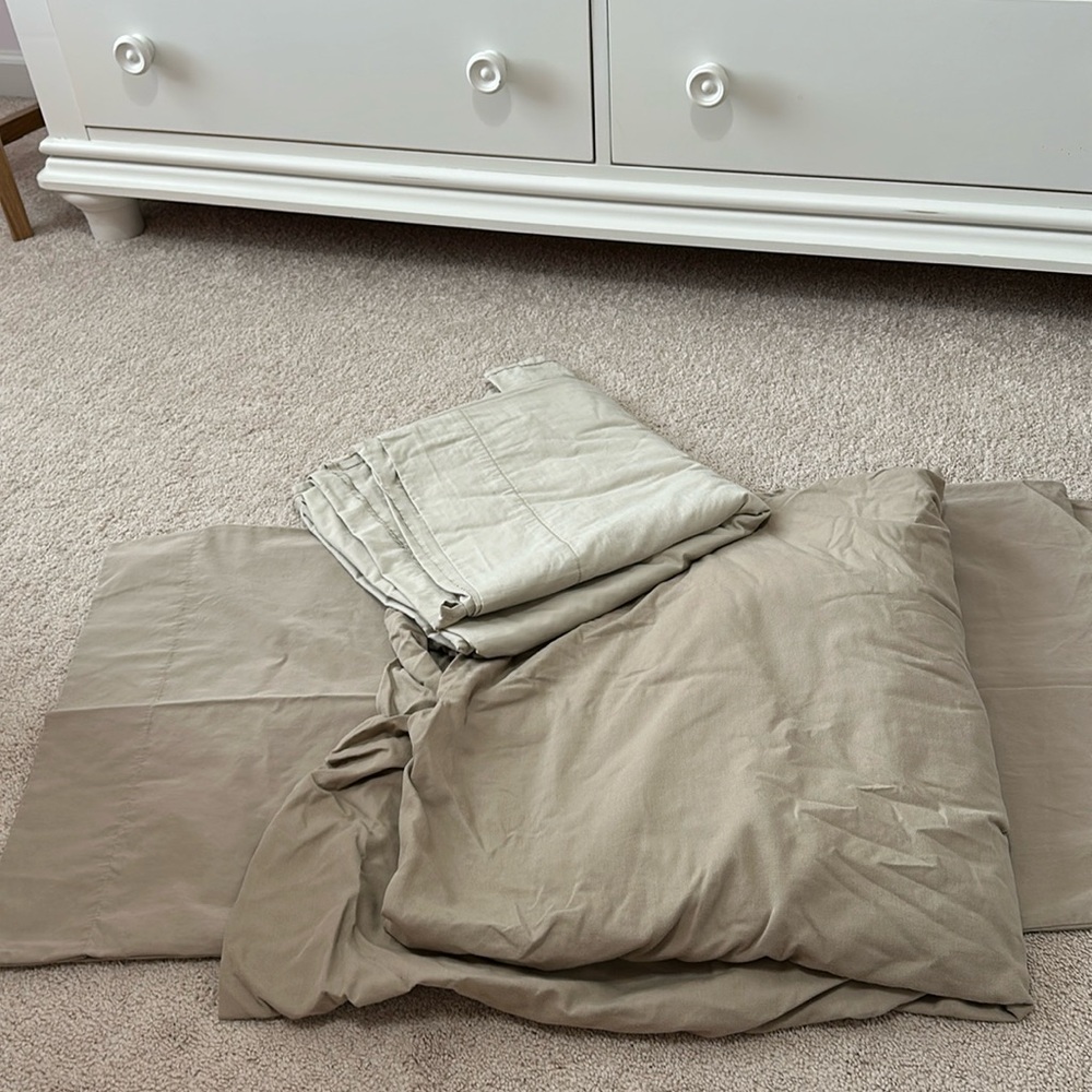 Set of 1 king fitted sheet , 2 king pillow covers and a king flat sheet